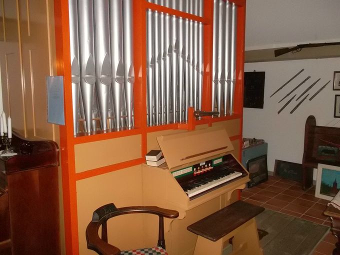 Kirkens gamle orgel, der er funktionsdygtigt har også fundet en plads i museet