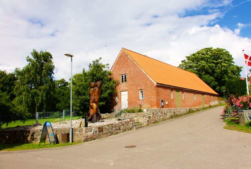  Museet ligger lige ved kroen og kirken.